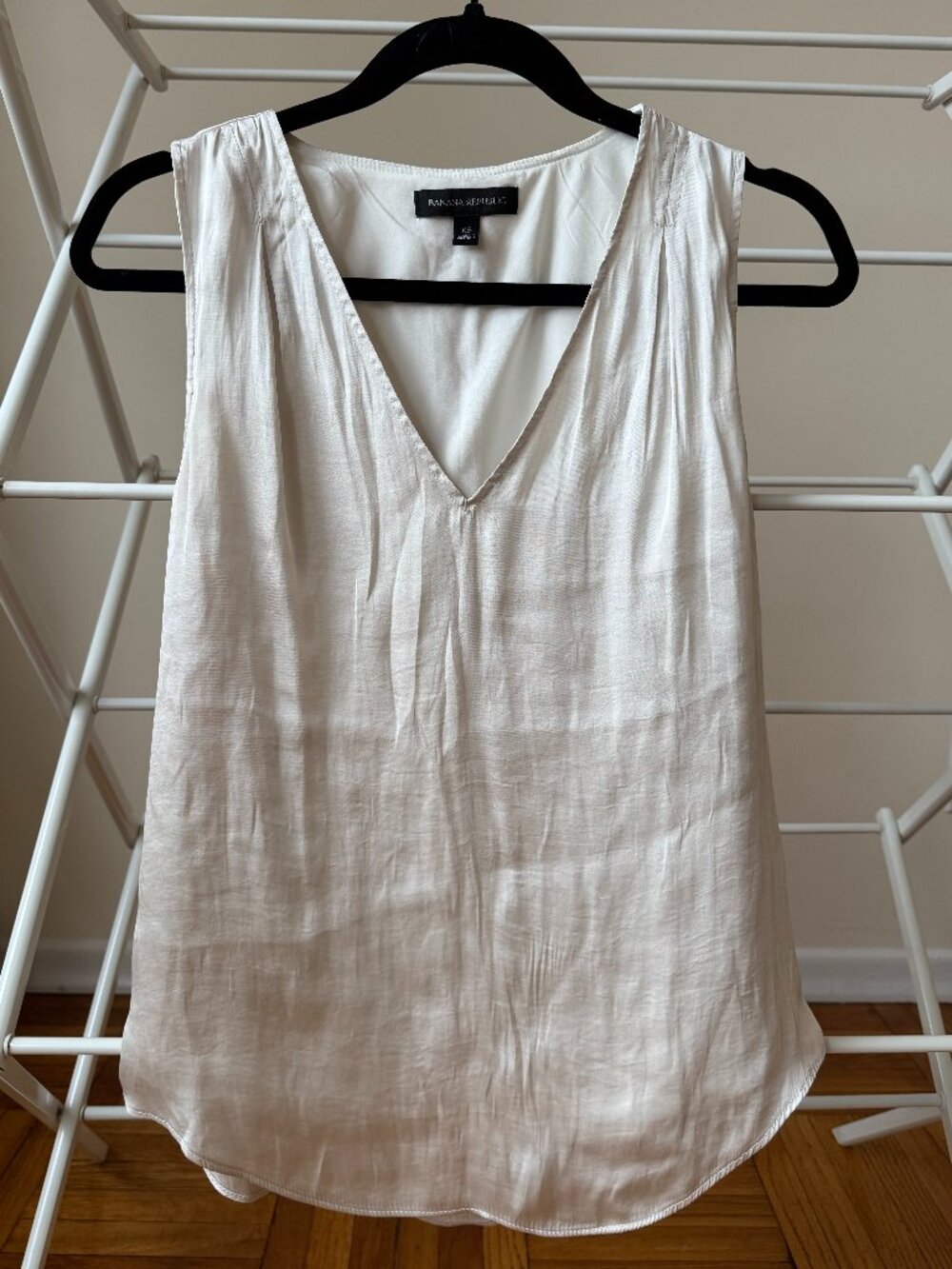 BANANA REPUBLIC LIKE NEW CREAM SATIN SHELL SIZE XS